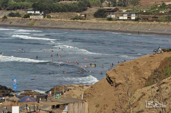 Praia movimentada em Pichilemu, no litoral central do Chile